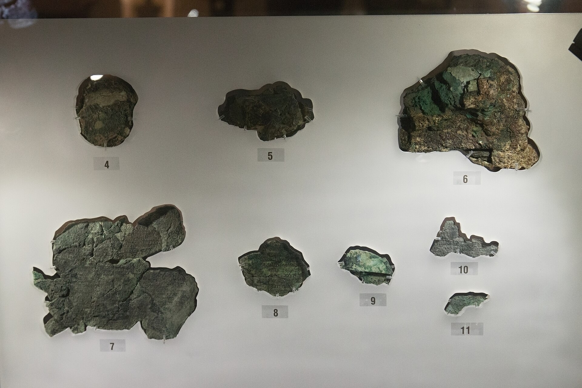 Fragmento principal del mecanismo de Anticitera en el Museo Arqueológico Nacional de Atenas