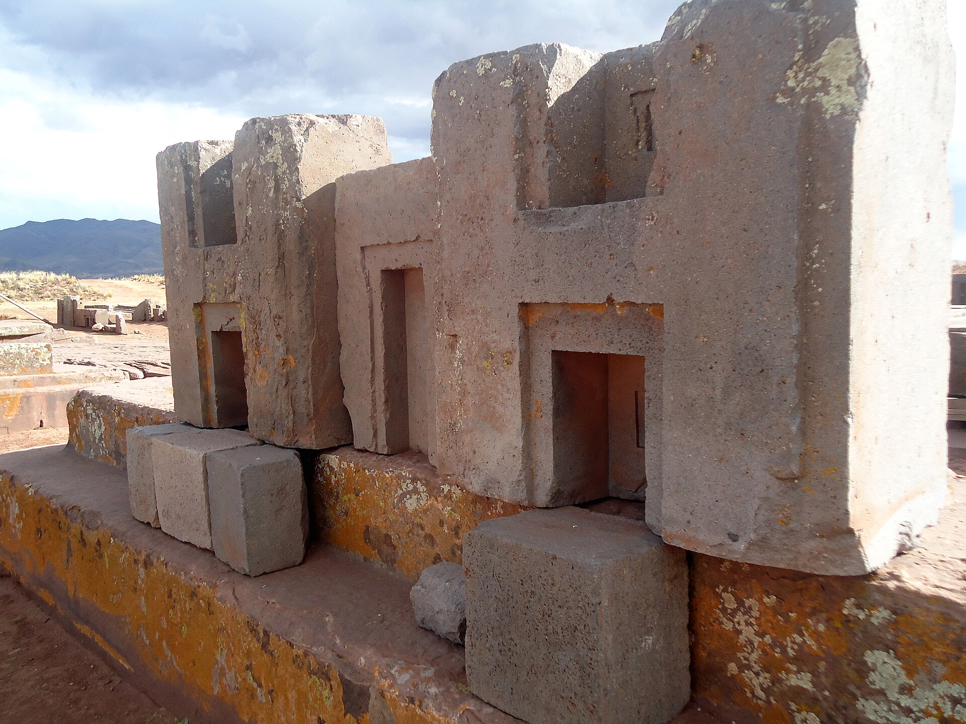 Bloques en H de andesita en Puma Punku