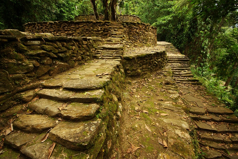 Anillos y escaleras de piedra de la arquitectura tairona en Teyuna