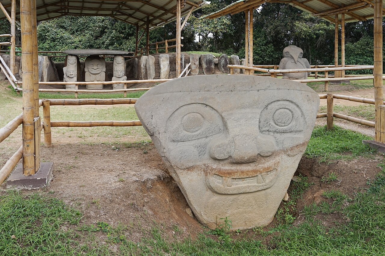 Estatuas en la Mesita B del Parque Arqueológico de San Agustín