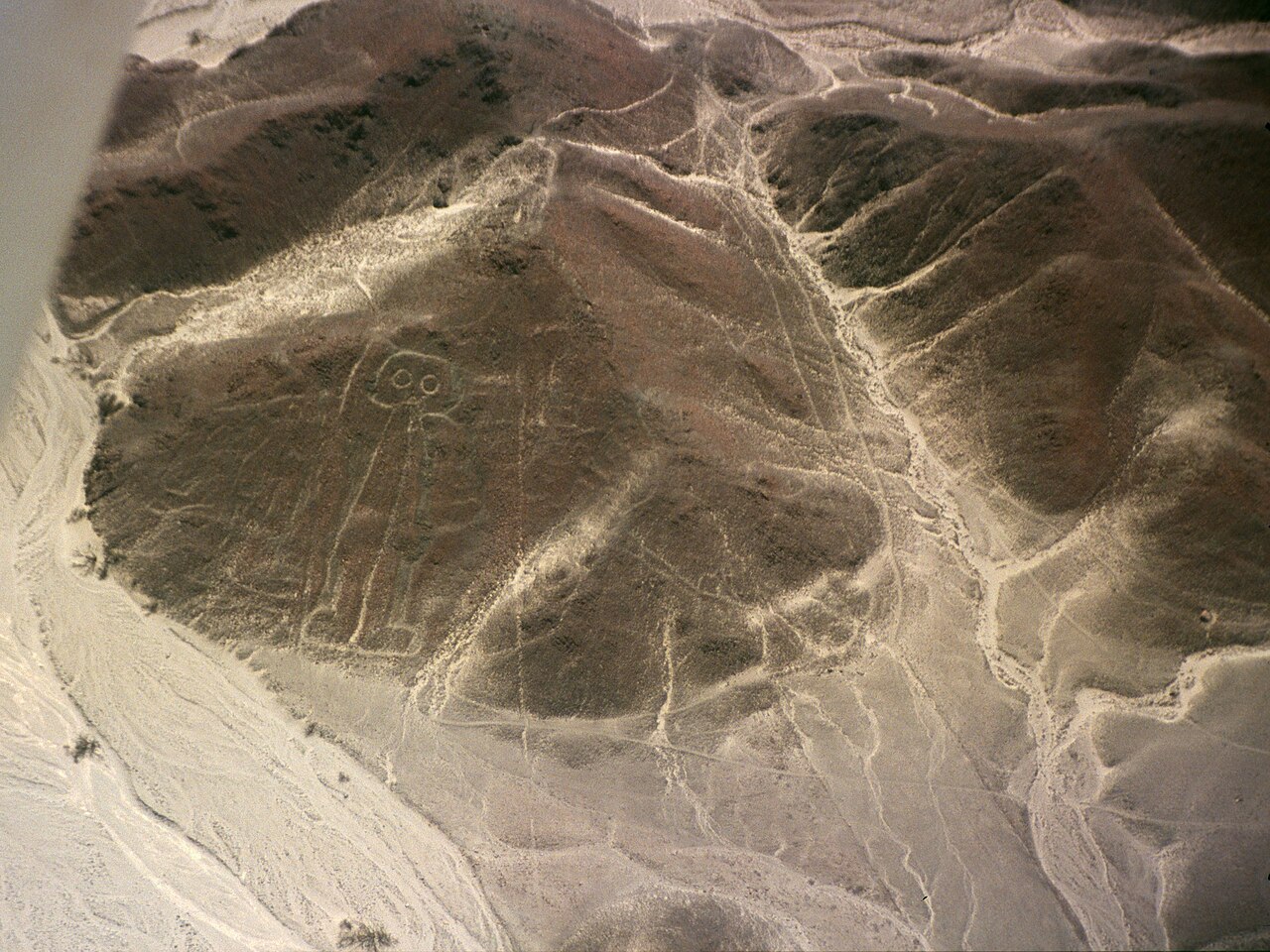 Figura del astronauta de Nazca en una ladera del desierto