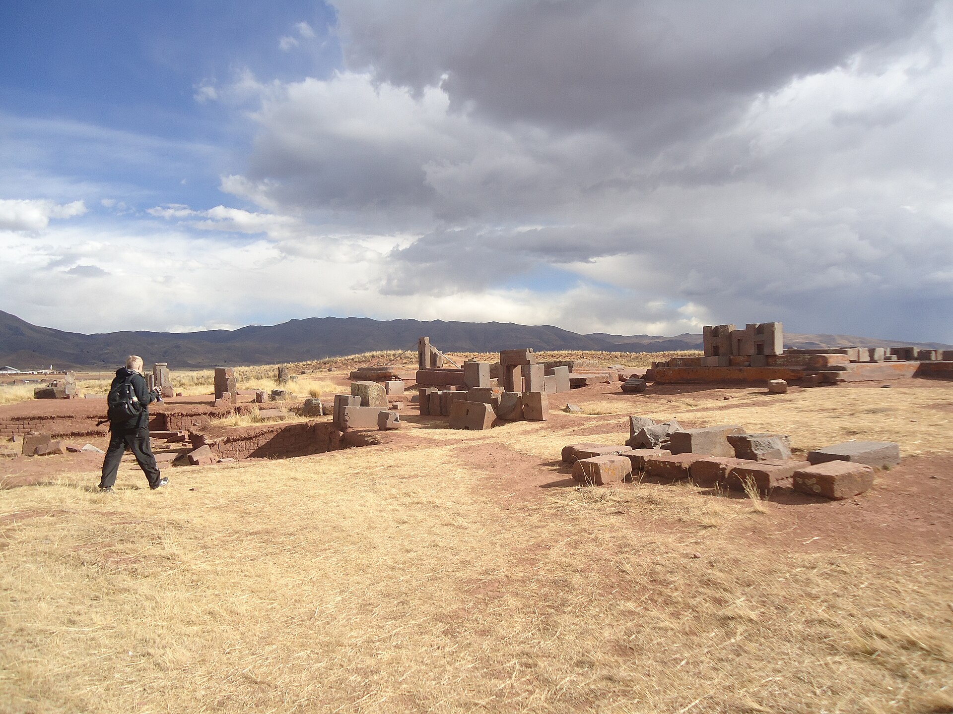 Paisaje de Puma Punku con el altiplano boliviano al fondo