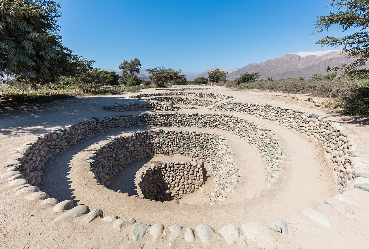 Pozos en espiral de los acueductos subterráneos de Cantalloc, Nazca