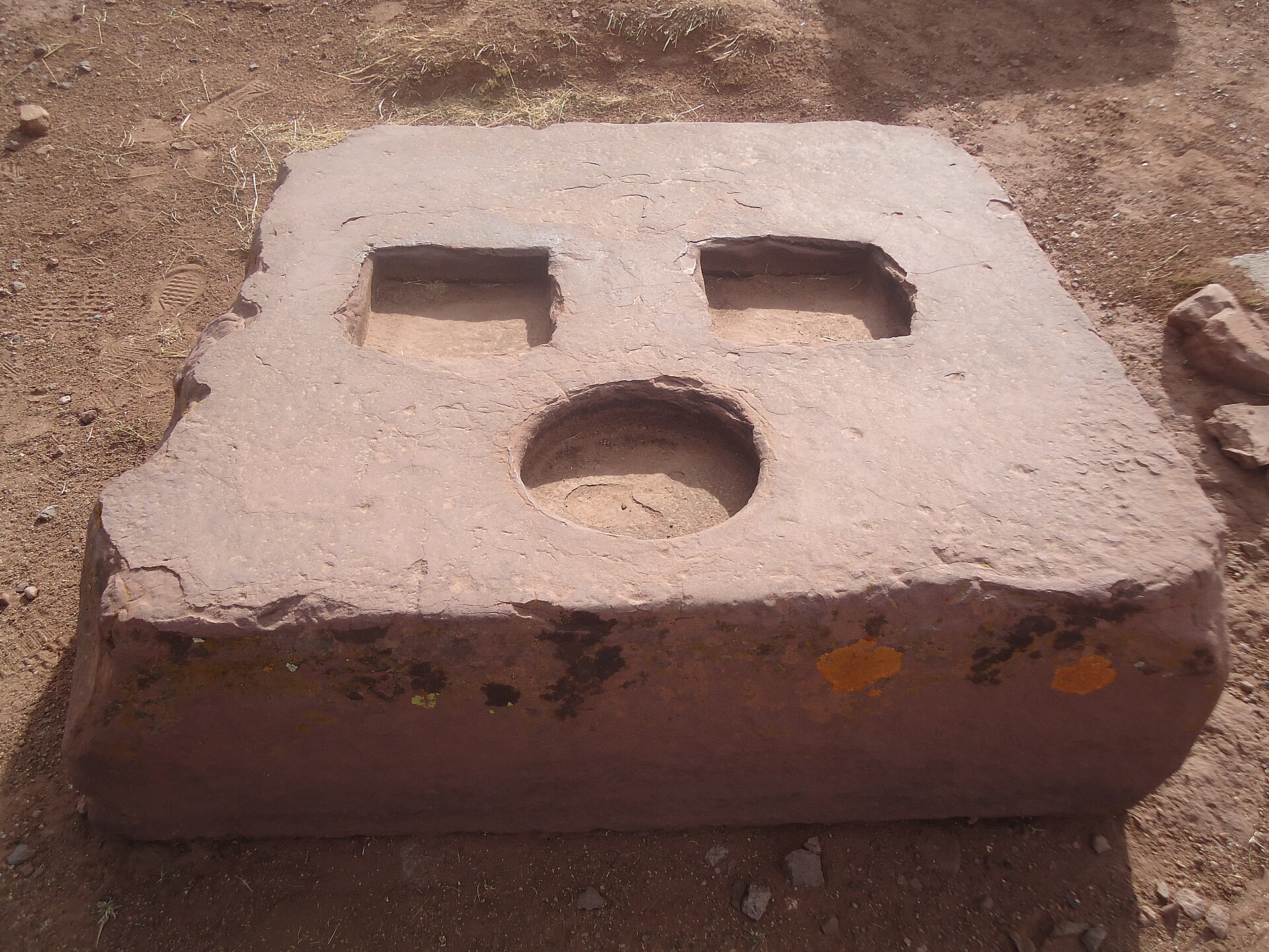 Piedra tallada con detalles geométricos en Puma Punku