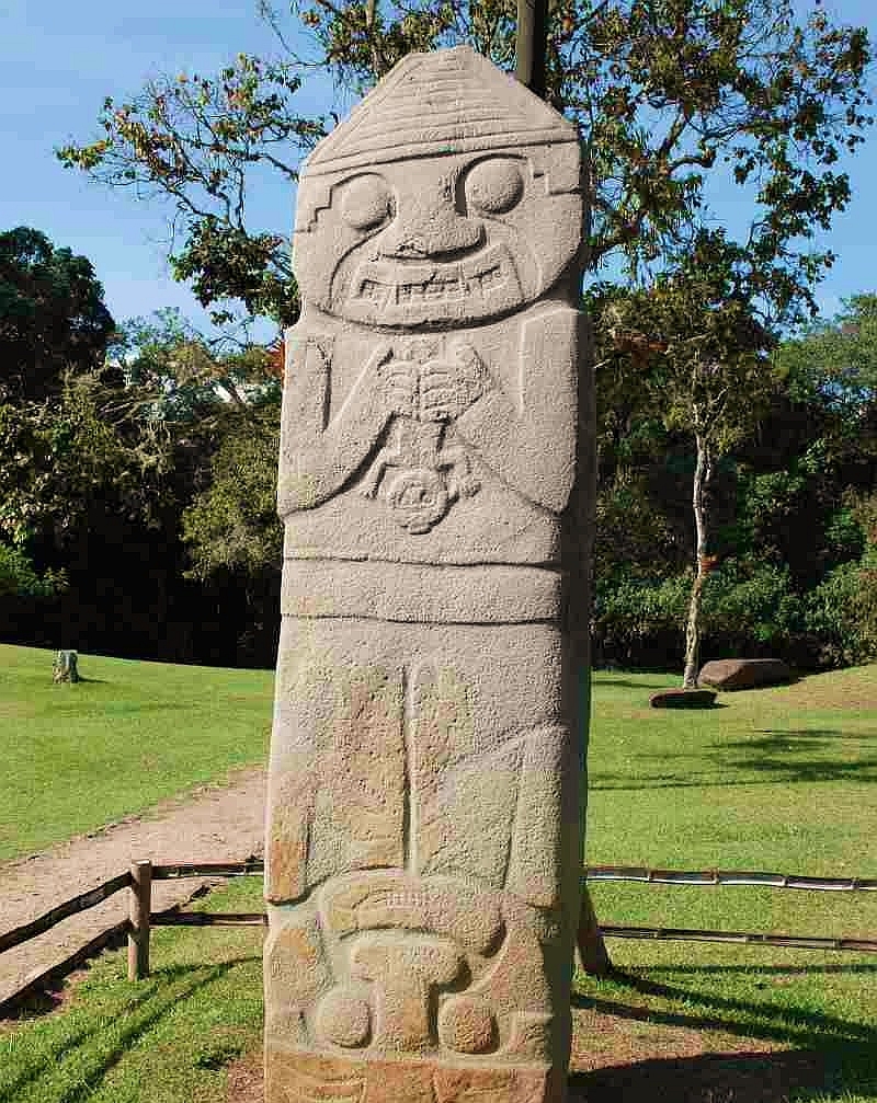 Estatua de piedra en el Parque Arqueológico de San Agustín