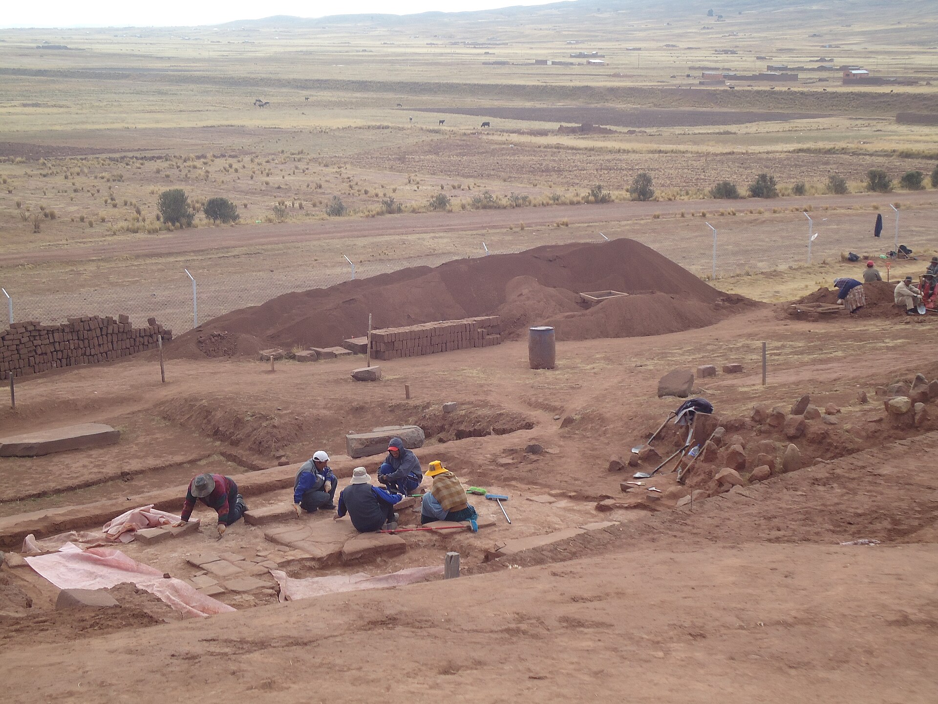 Trabajos arqueológicos en Puma Punku en 2011