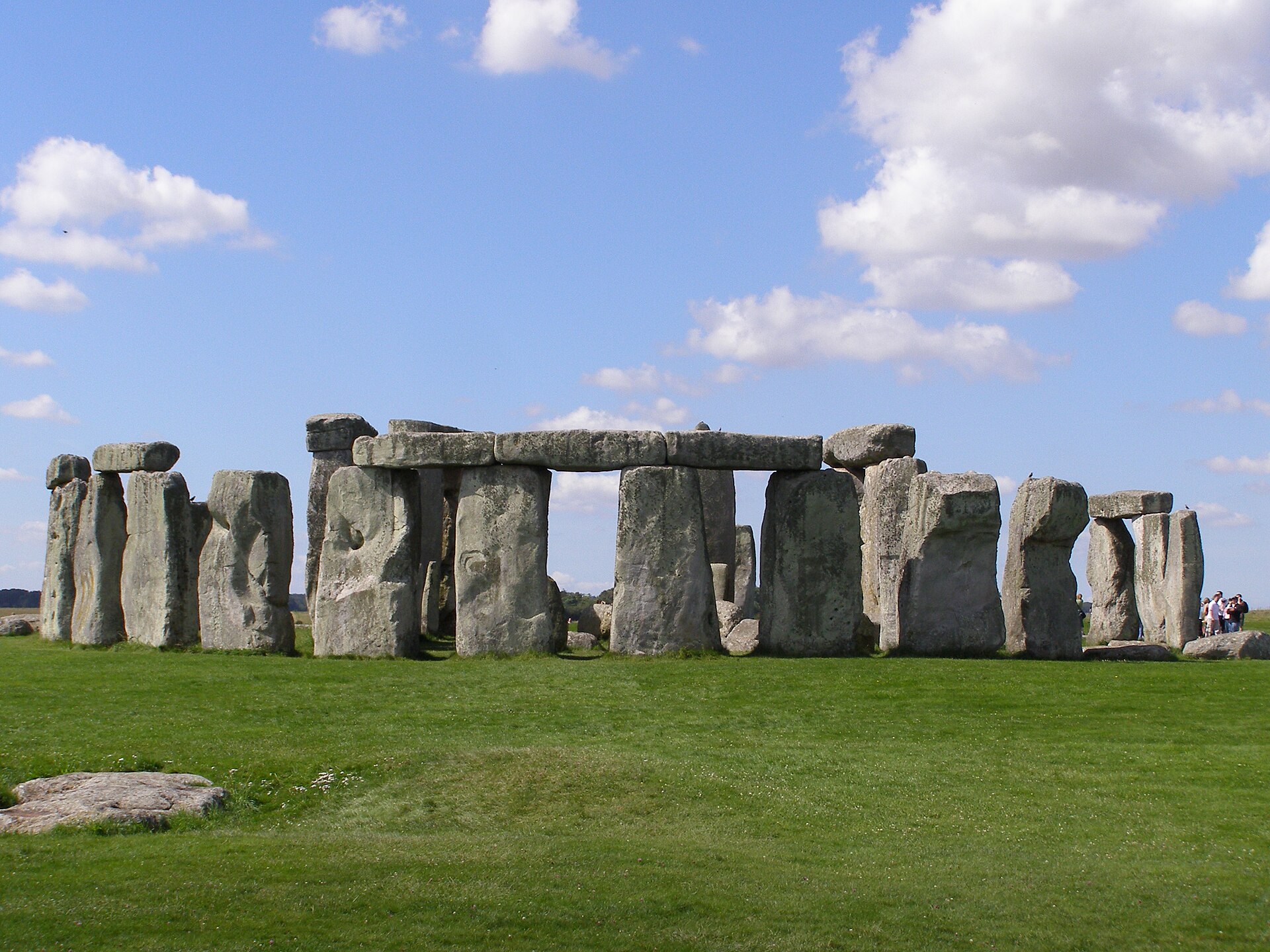 Vista general de Stonehenge con sus grandes piedras sobre la llanura de Salisbury
