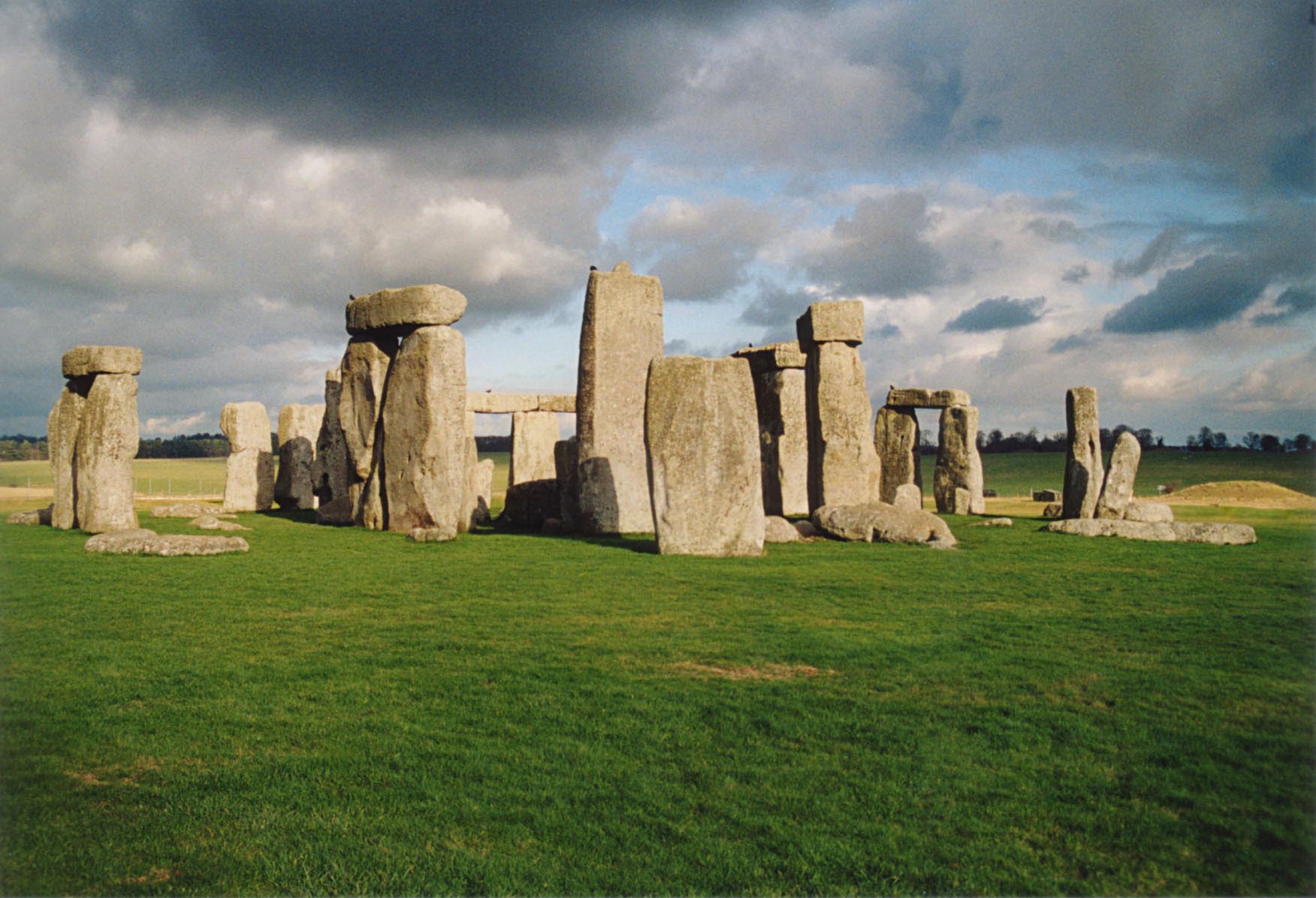 Vista amplia de Stonehenge desde la parte posterior del círculo de piedras