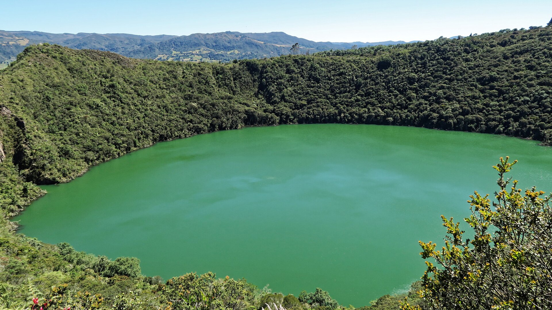Vista de la laguna de Guatavita y su entorno de montaña